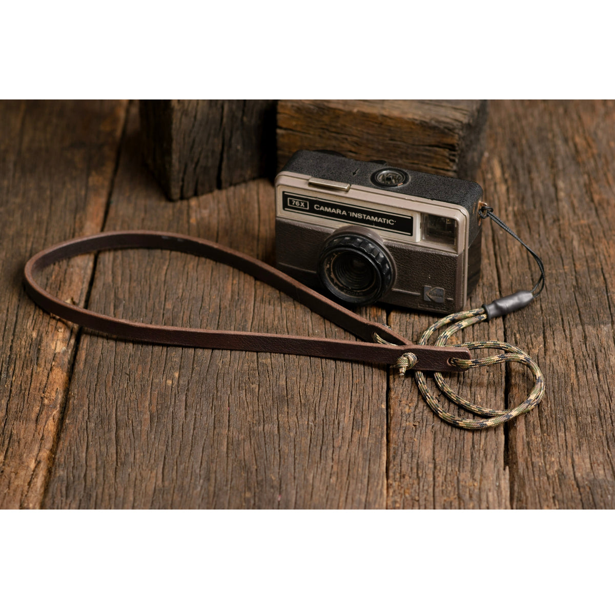 Correa de cuello para cámara | Cuero Cafe · Cordón Camuflado - The Mountain Atelier