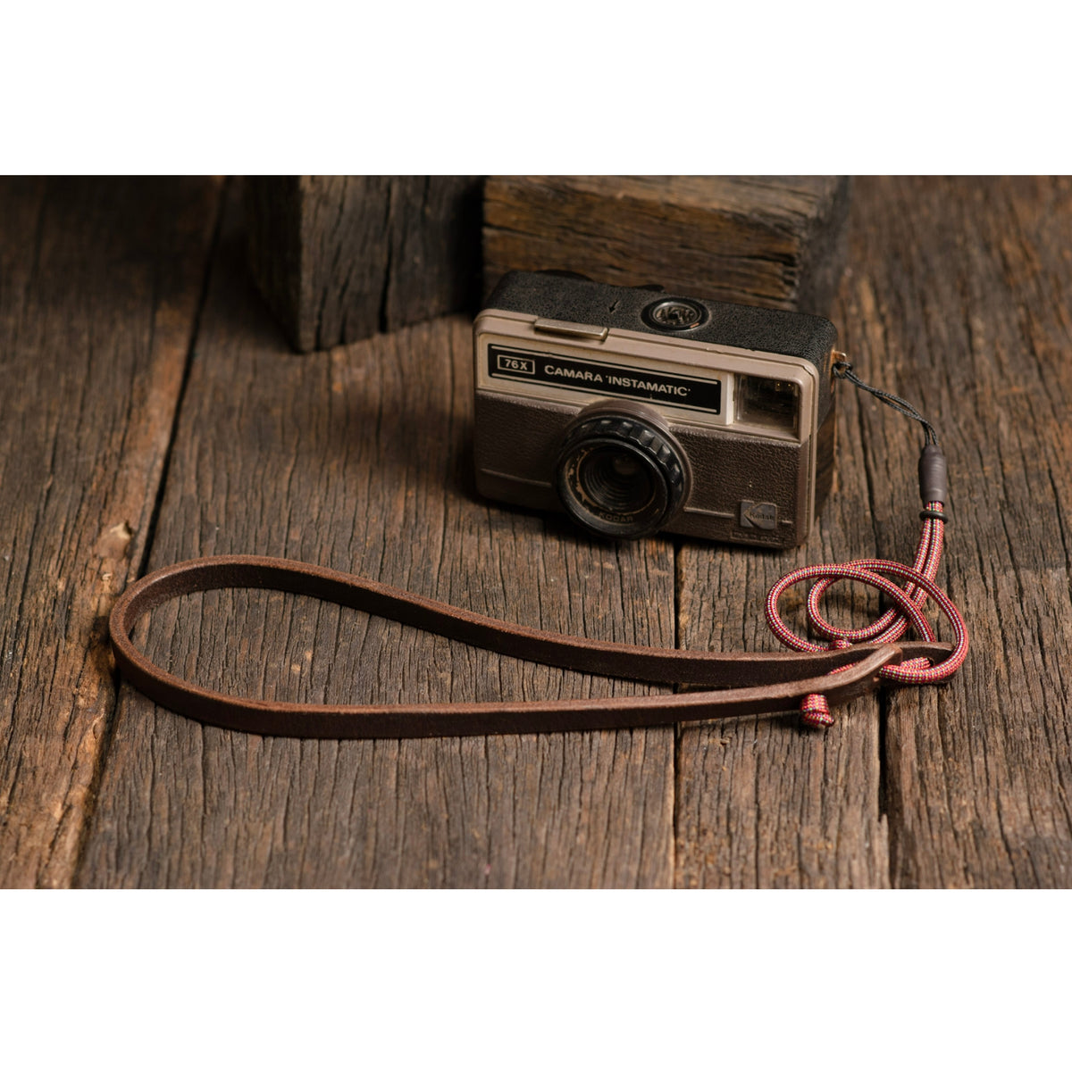 Correa de cuello para cámara | Cuero Cafe · Cordón Rojo - The Mountain Atelier