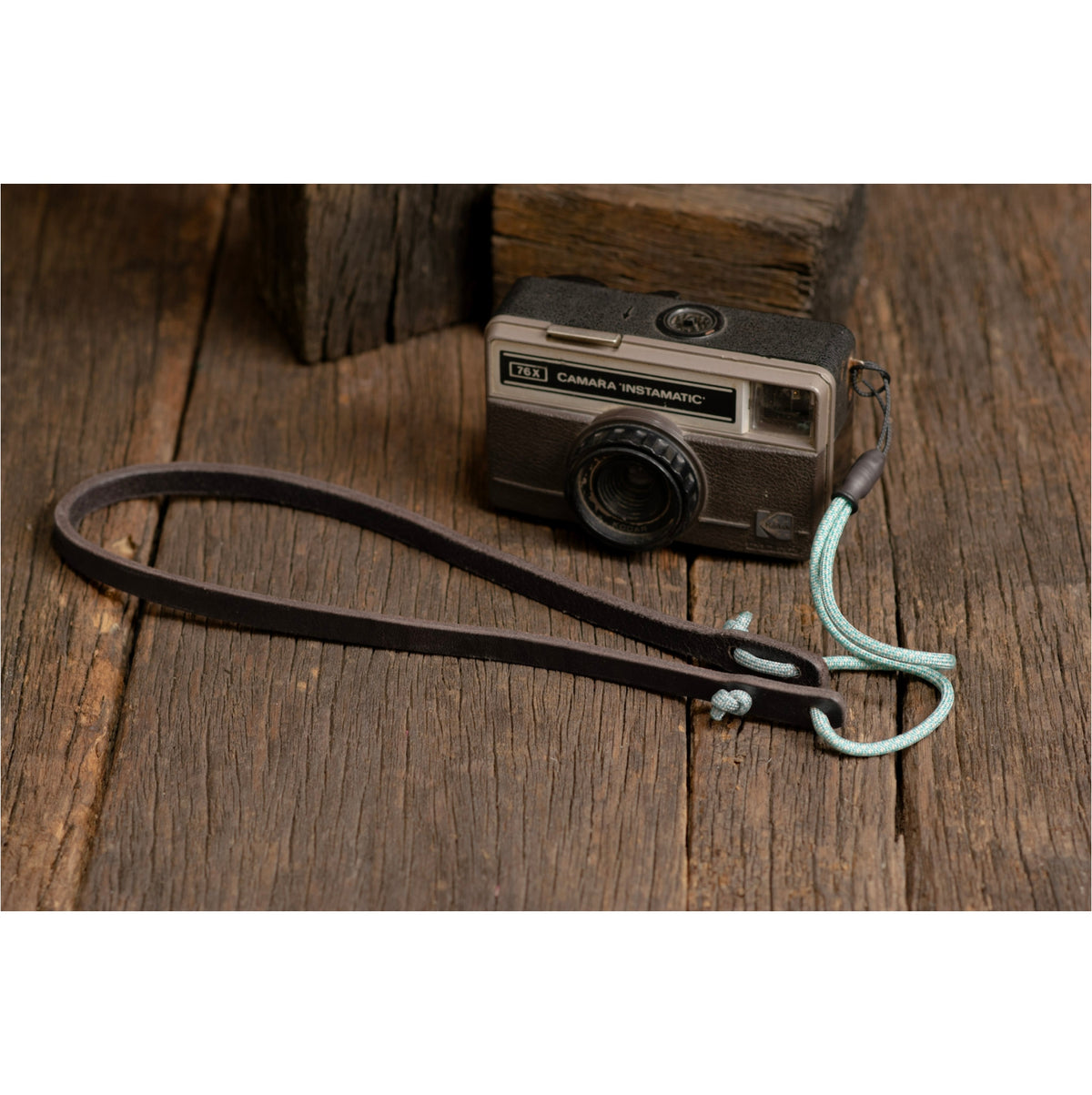 Correa de cuello para cámara | Cuero Negro · Cordón Turquesa - The Mountain Atelier