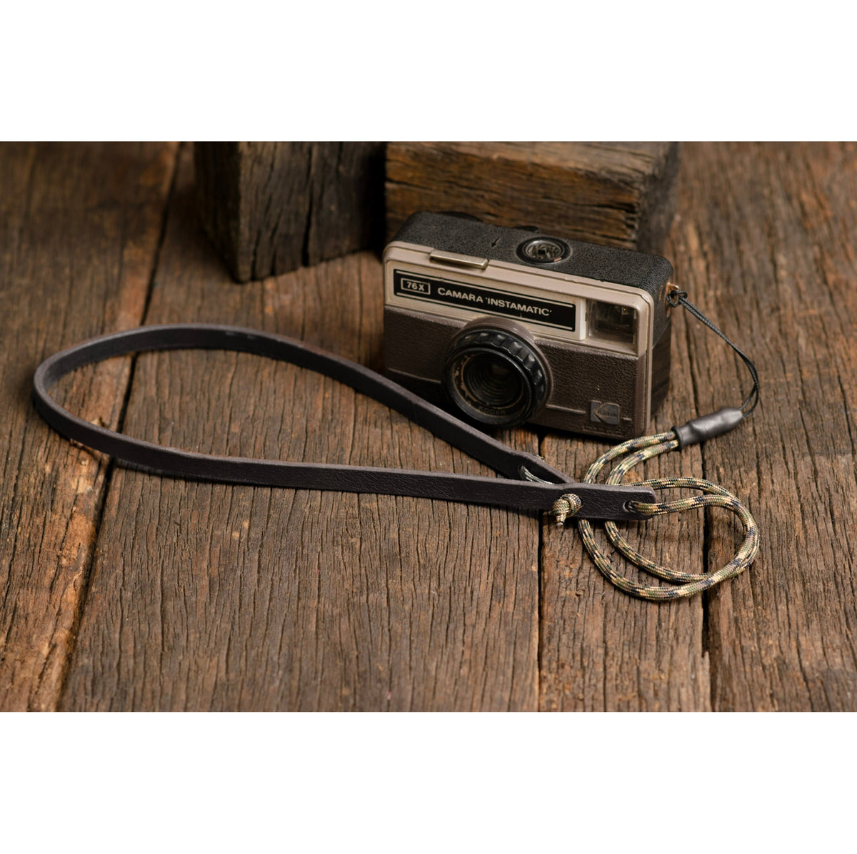 Correa de cuello para cámara | Cuero Negro · Cordón Camuflado - The Mountain Atelier