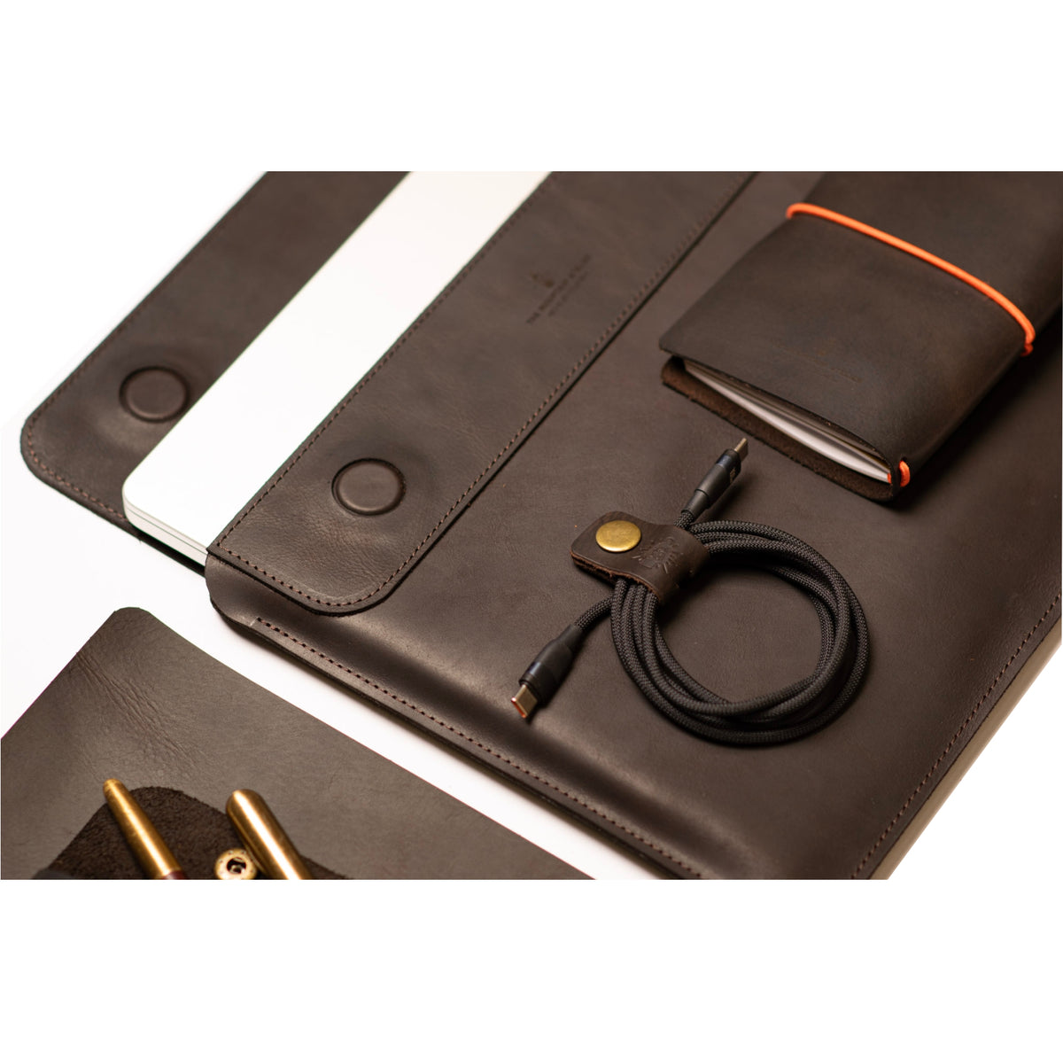 Funda para laptop en cuero 14" Chocolate - The Mountain Atelier