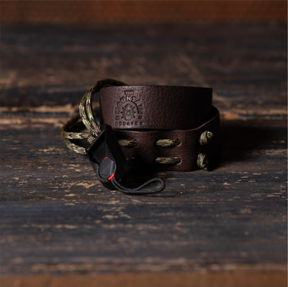 Correa ancha de cuello con hebilla de liberación | Cuero Chocolate · Cordón Camuflado