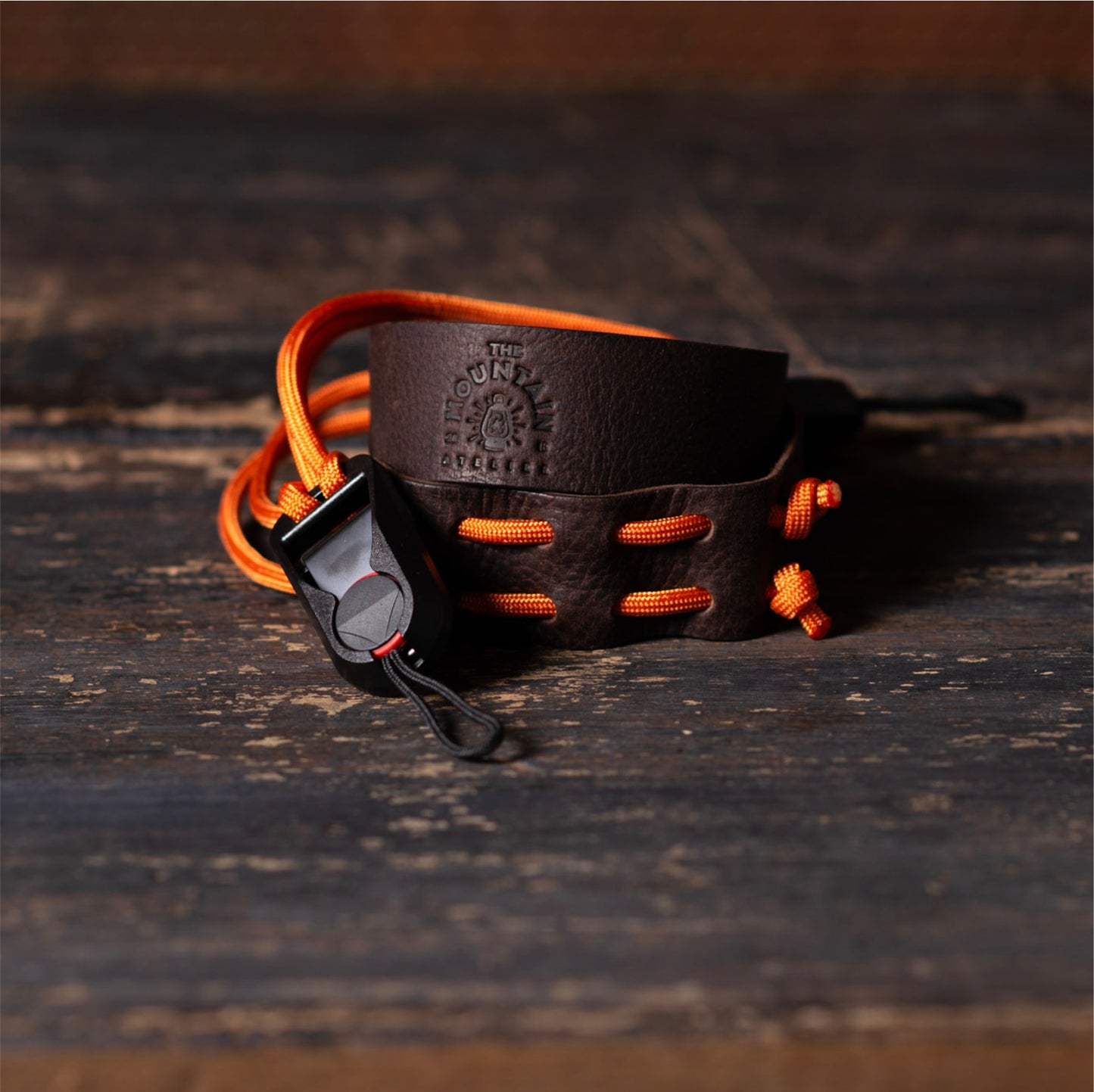 Correa ancha de cuello con hebilla de liberación | Cuero Chocolate · Cordón Naranja