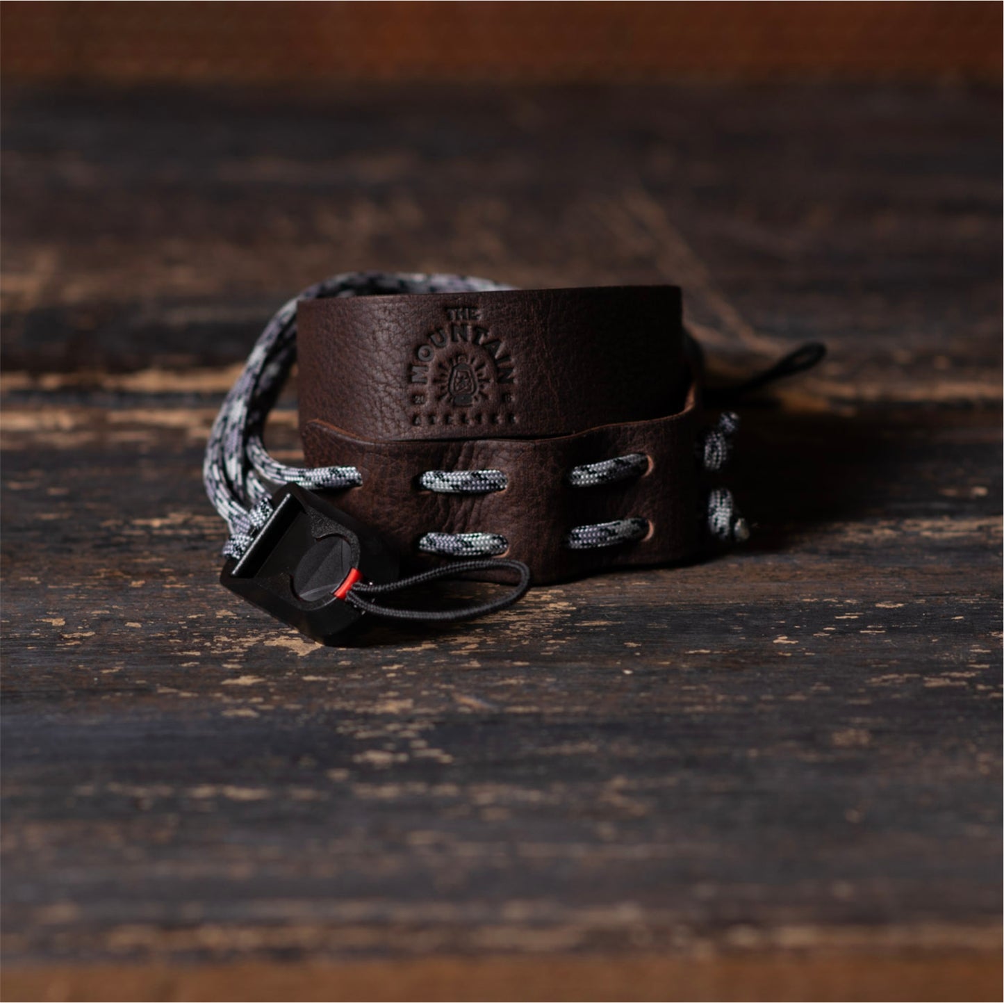 Correa ancha de cuello con hebilla de liberación | Cuero Chocolate · Cordón Gris