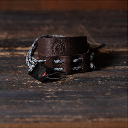 Correa ancha de cuello con hebilla de liberación | Cuero Chocolate · Cordón Gris