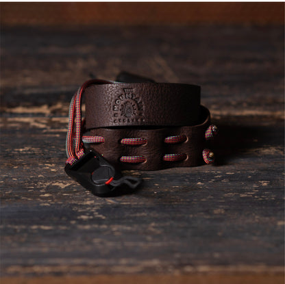 Correa ancha de cuello con hebilla de liberación | Cuero Chocolate · Cordón Rojo