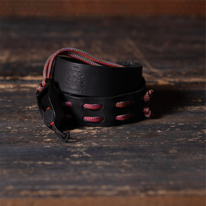 Correa ancha de cuello con hebilla de liberación | Cuero Negro · Cordón Rojo