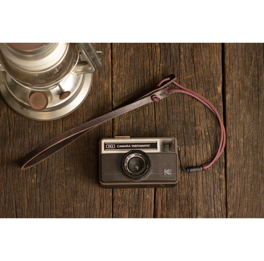 Correa de cuello para cámara | Cuero Cafe · Cordón Rojo - The Mountain Atelier