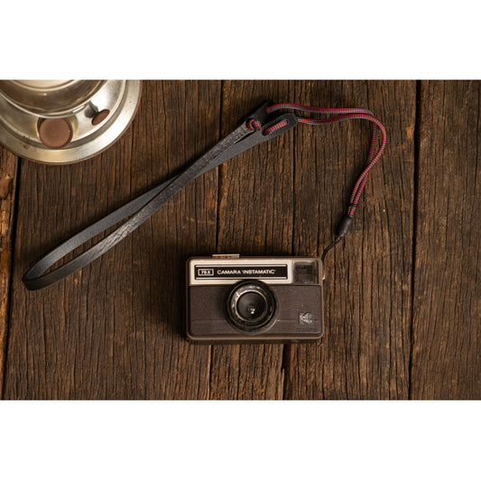 Correa de cuello para cámara | Cuero Negro · Cordón Rojo - The Mountain Atelier