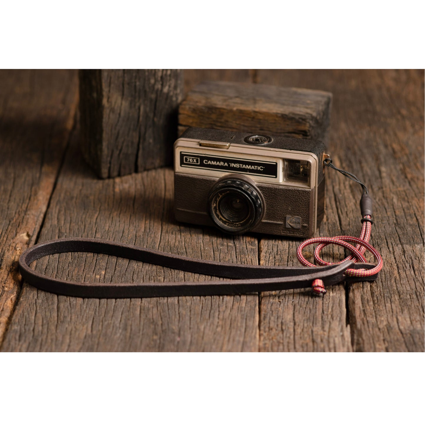 Correa de cuello para cámara | Cuero Negro · Cordón Rojo