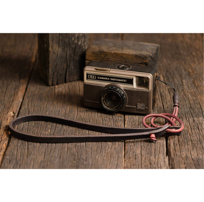 Correa de cuello para cámara | Cuero Negro · Cordón Rojo