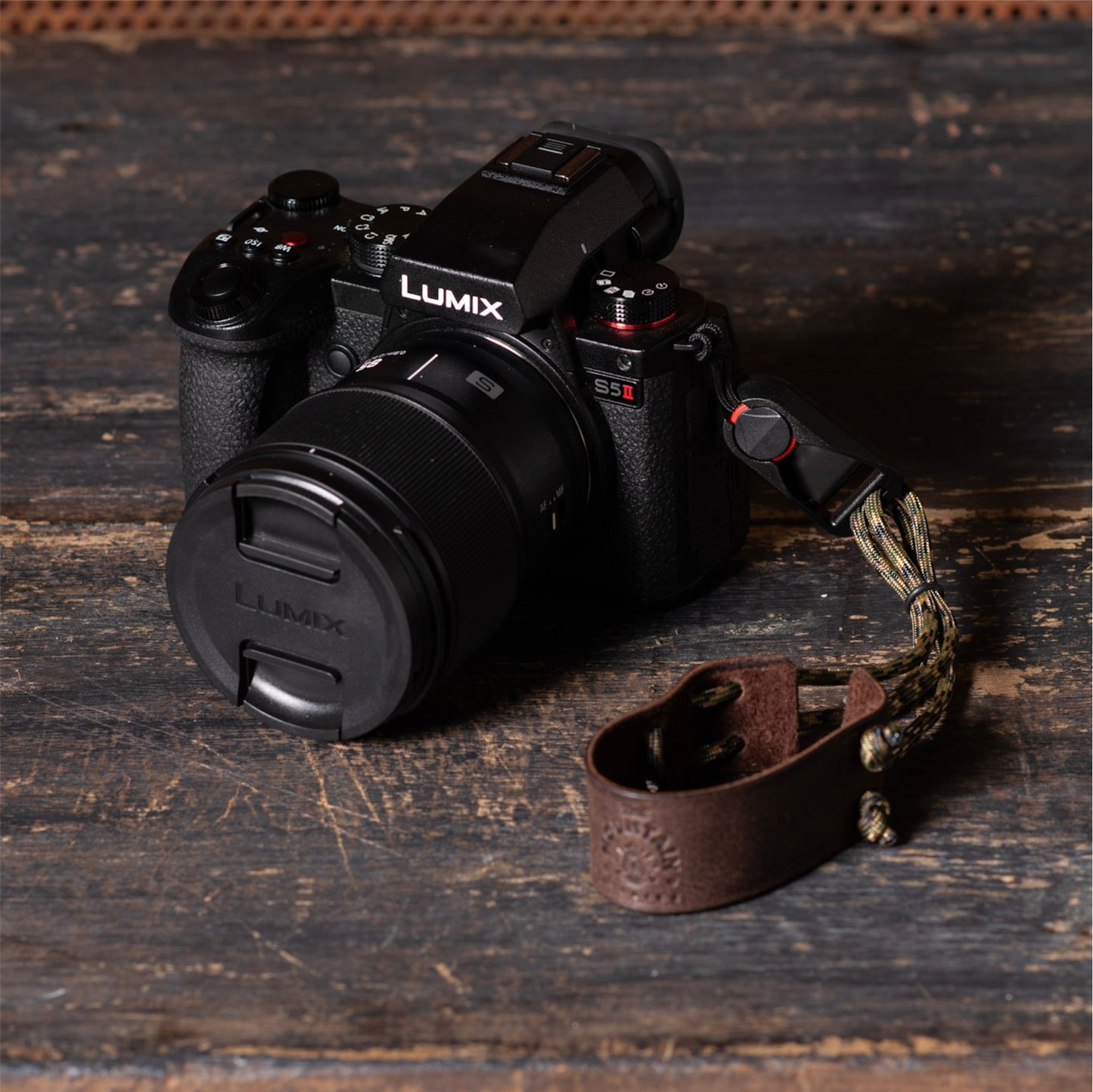 Correa muñeca para camara con hebilla de liberación rapida | Cuero Chocolate · Cordón Camuflado