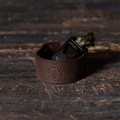 Correa muñeca para camara con hebilla de liberación rapida | Cuero Chocolate · Cordón Camuflado