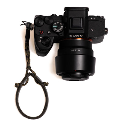 Correa de muñeca para cámara | Cuero Negro · Cordón Camuflado - The Mountain Atelier