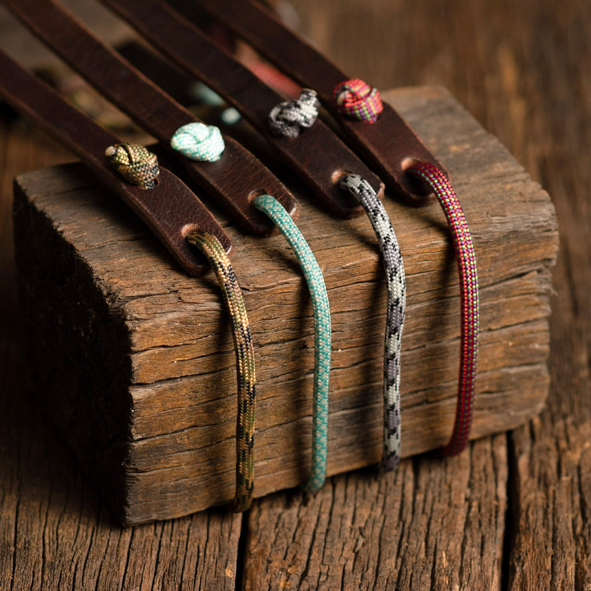 Correa de muñeca para cámara | Cuero Cafe · Cordón Turquesa - The Mountain Atelier