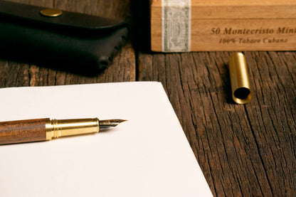 Pluma en madera y latón