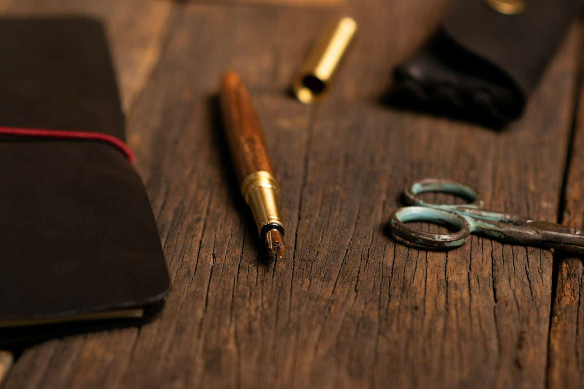 Pluma en madera y latón