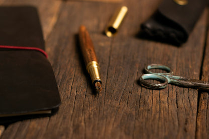 Pluma en madera y latón