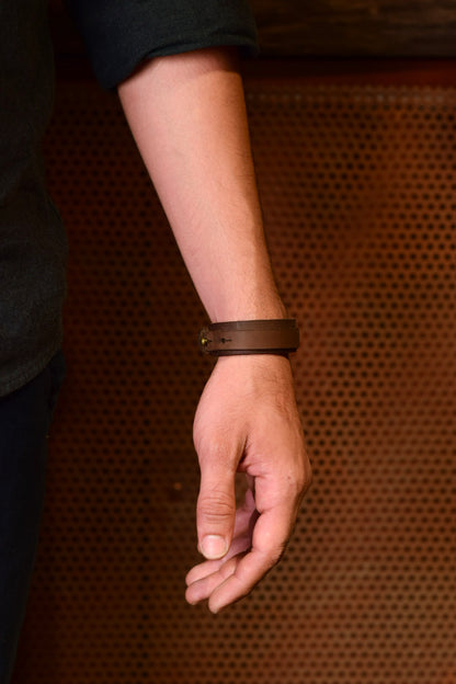 Pulsera en cuero caoba