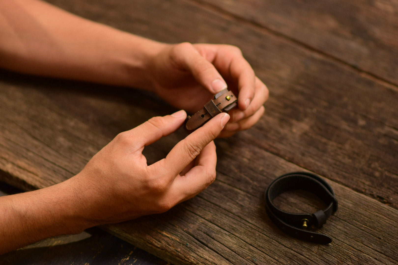 Pulsera en cuero caoba - The Mountain Atelier