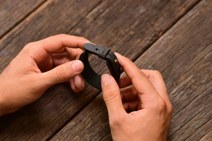 Pulsera en cuero negro