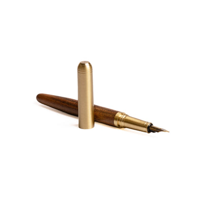 Pluma en madera y latón