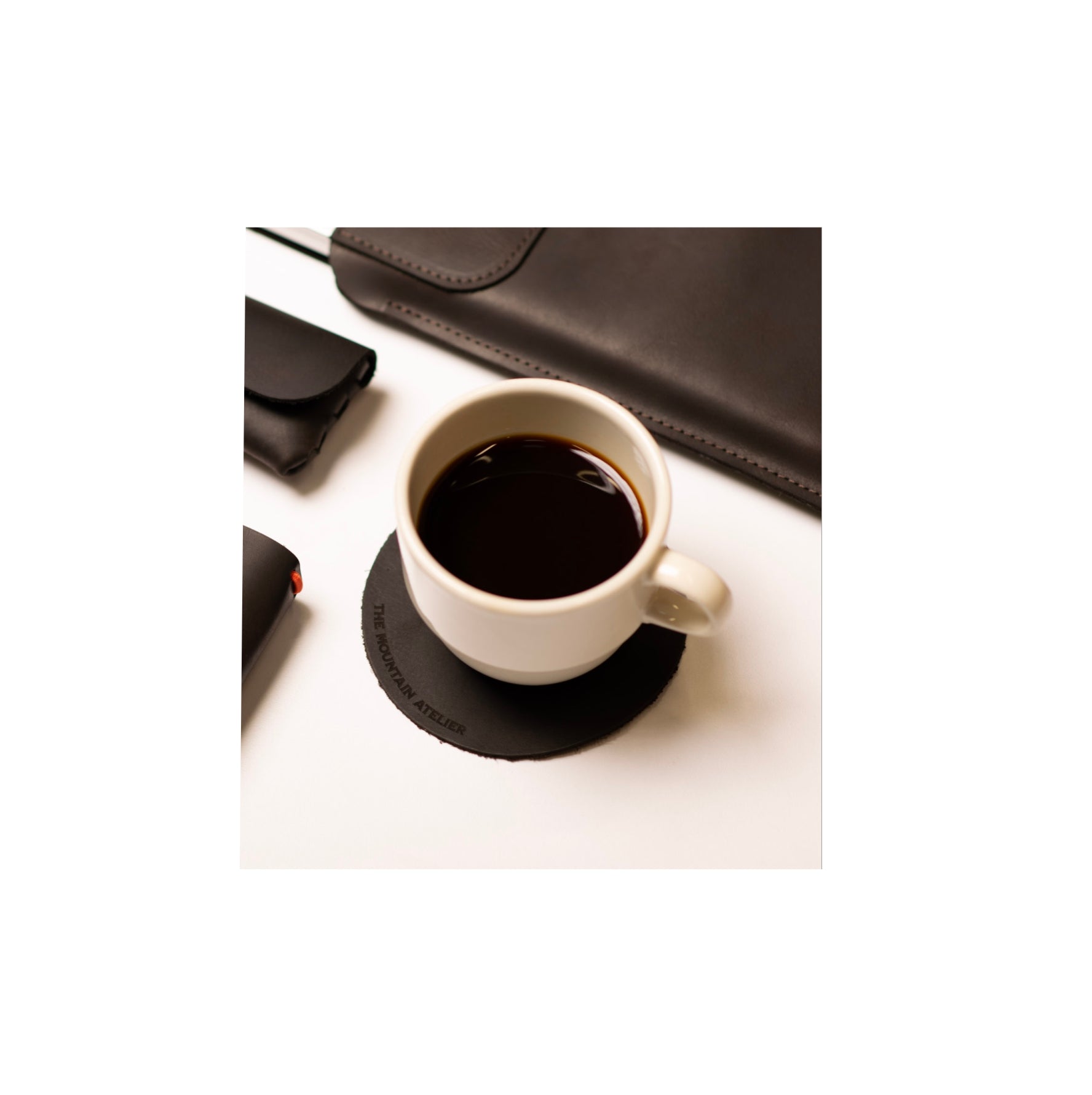 Posa vasos en cuero Chocolate - The Mountain Atelier