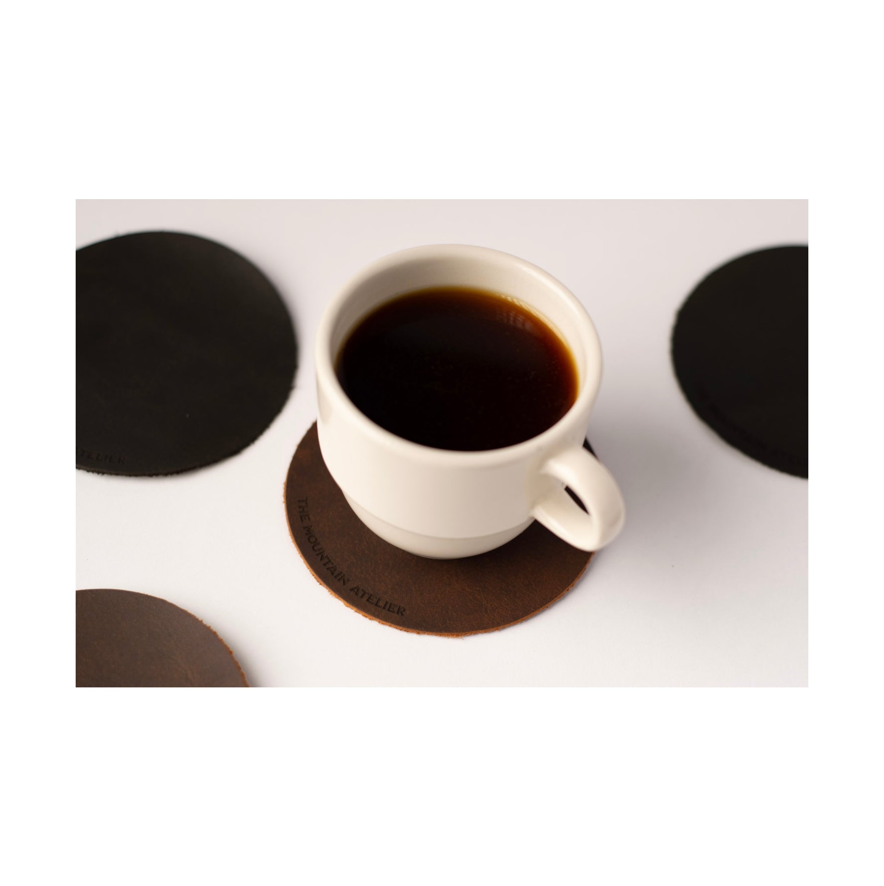 Posa vasos en cuero Chocolate - The Mountain Atelier