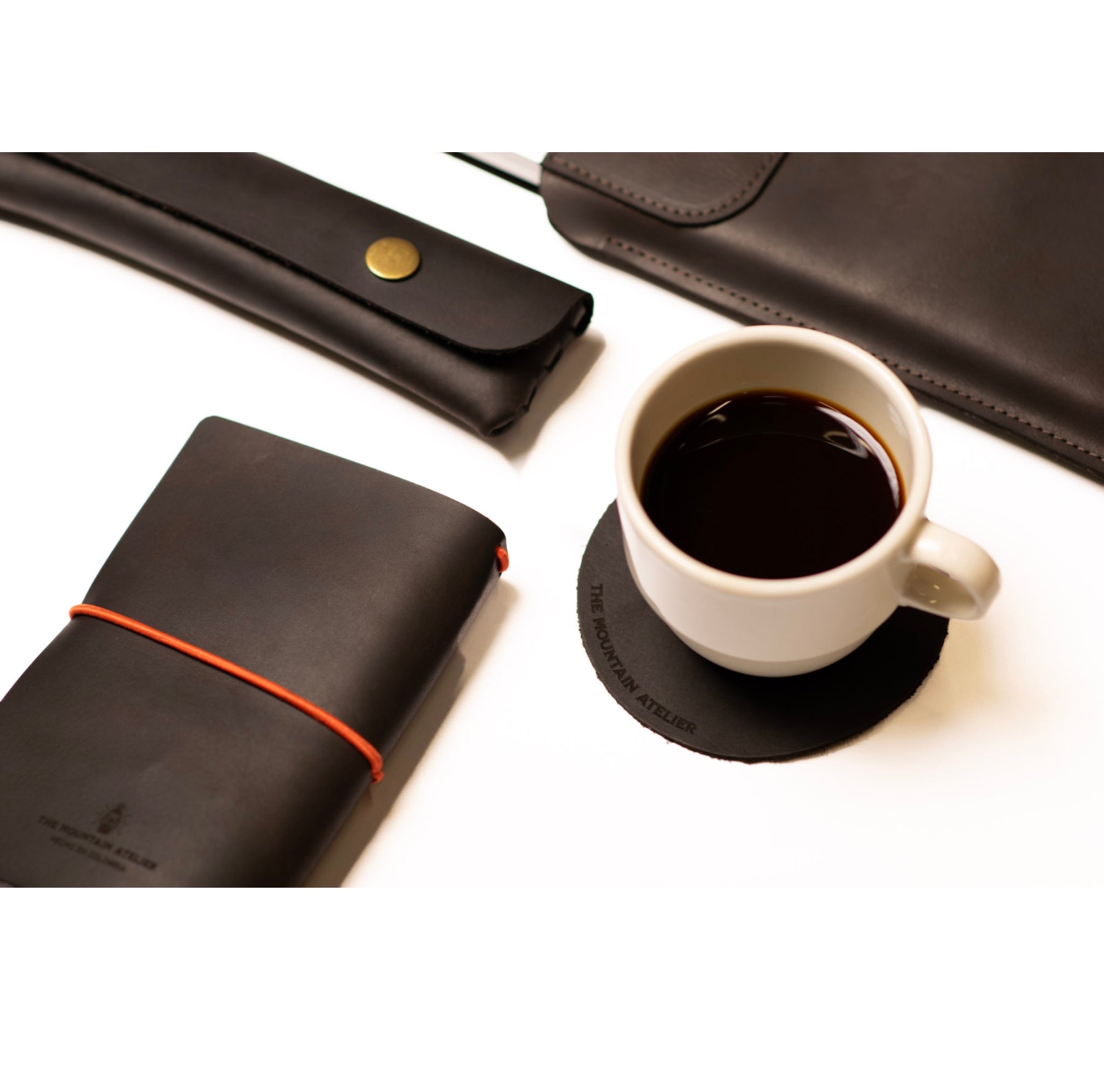 Posa vasos en cuero Chocolate - The Mountain Atelier